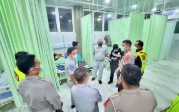 Petugas Jasa Raharja mengunjungi korban bus Bhinneka yang mendapat perawatan di rumah sakit. (Sumber JR)