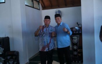 Mantan Bupati Lombok Timur dua periode, H Sukiman Azmy (kiri), bersama Lalu Muhamad Iqbal. (Sumber Tim LMI)