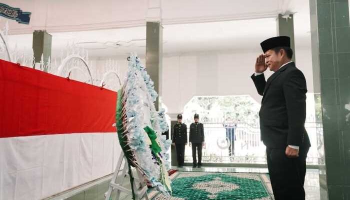 Pj Gubernur NTB Ziarah ke Makam Pahalwan Nasional TGH Zainuddin Abdul Madjid