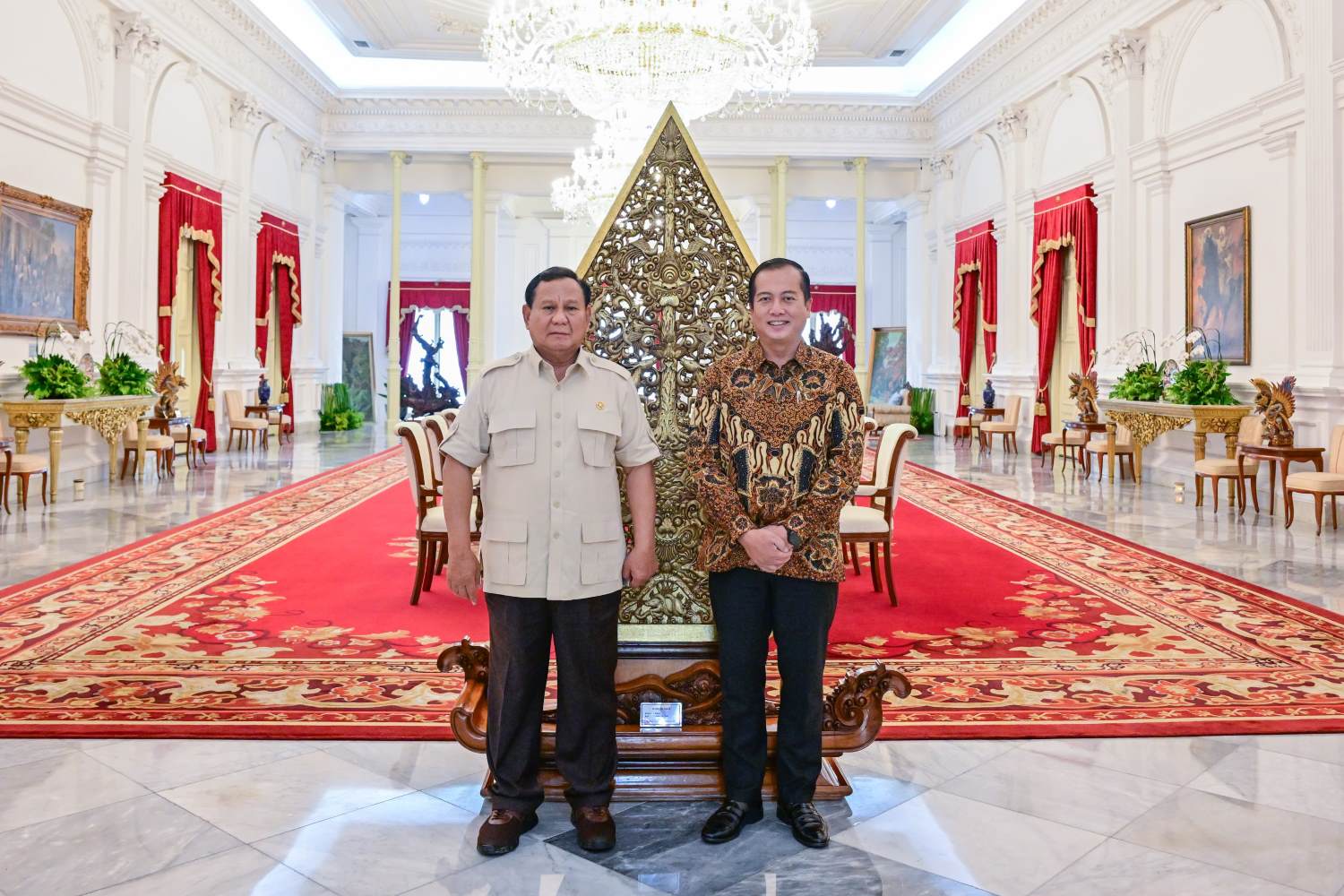 Lalu Muhamad Iqbal (kanan), saat pertemuan dengan Presiden Prabowo Subianto. (Tim LMI)