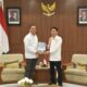Gubernur Nusa Tenggara Barat H. Lalu Muhamad Iqbal (kanan), bersama Ketua PD PERMABUDHI NTB Heryono Soegiarto A.Md.