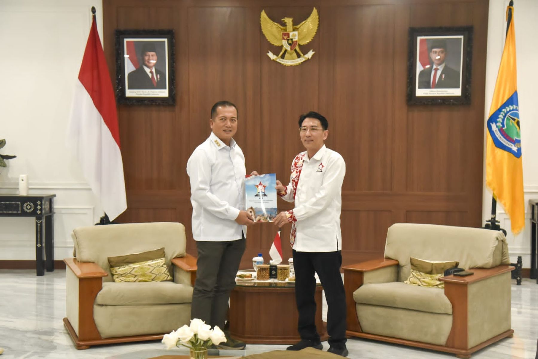 Gubernur Nusa Tenggara Barat H. Lalu Muhamad Iqbal (kanan), bersama Ketua PD PERMABUDHI NTB Heryono Soegiarto A.Md.