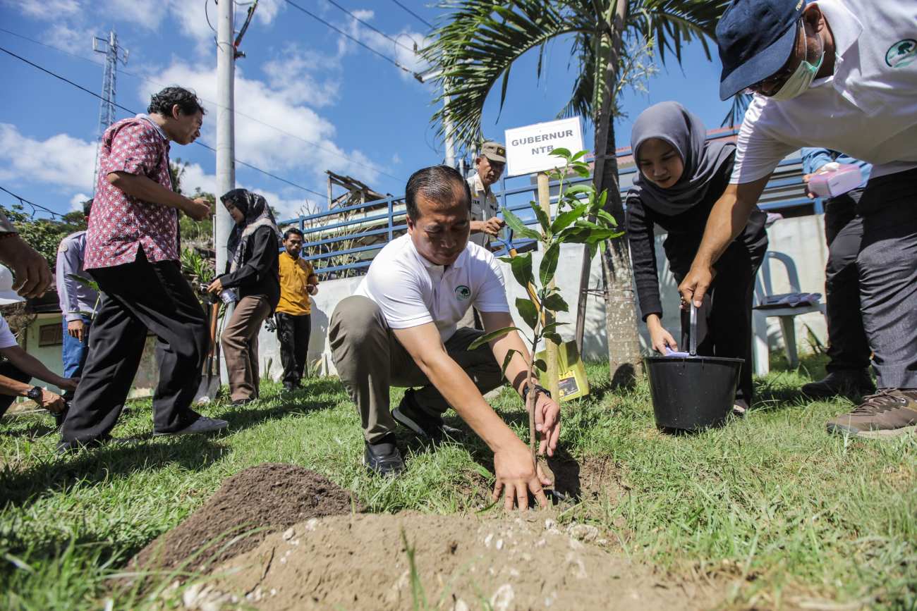 Gubernur NTB Lalu Muhamad Iqbal berkomitmen membenahi lingkungan TPA Kebon Kongok. (Foto Tim LMI)