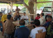 Asisten II Setda NTB, Lalu Moh Faozal (tengah), berdialog dengan para pelaku pariwisata di Teluk Ekas, Kabupaten Lombok Timur.