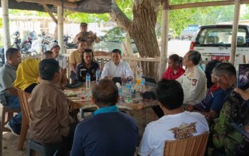 Asisten II Setda NTB, Lalu Moh Faozal (tengah), berdialog dengan para pelaku pariwisata di Teluk Ekas, Kabupaten Lombok Timur.