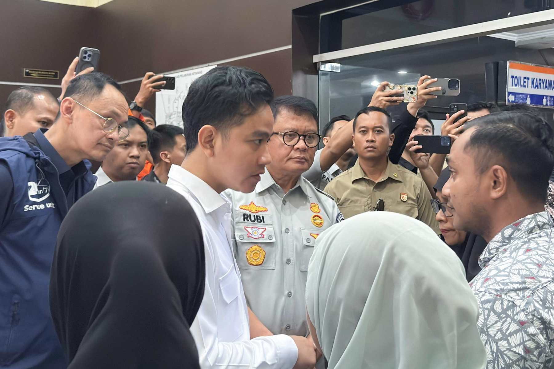 Wakil Presiden Republik Indonesia, Gibran Rakabuming Raka, melakukan kunjungan ke Pelabuhan Ketapang ASDP Indonesia Ferry, di Banyuwangi, Jawa Timur.