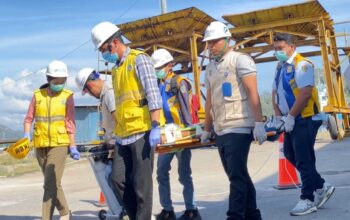 Pelindo Lembar gelar simulasi penanganan kecelakaan kerja.