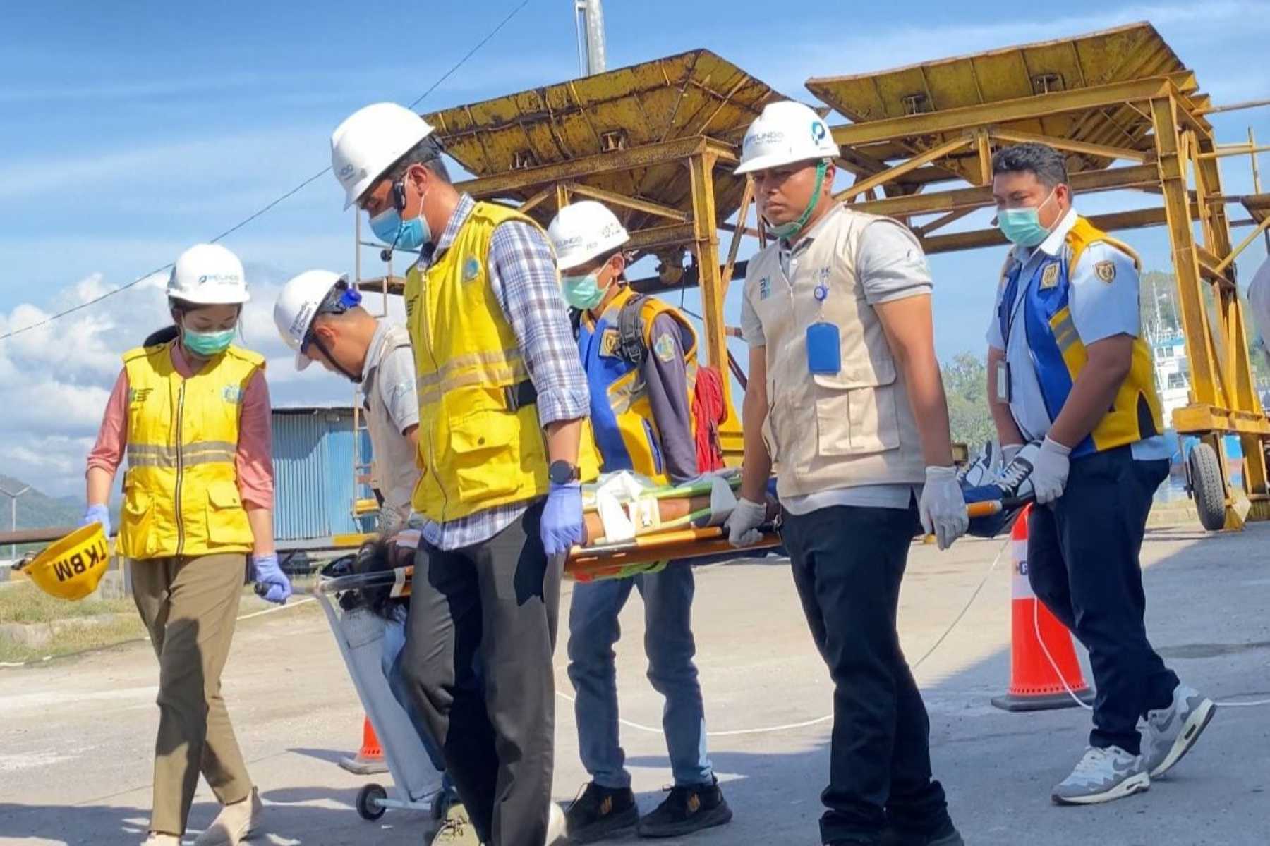 Pelindo Lembar gelar simulasi penanganan kecelakaan kerja.