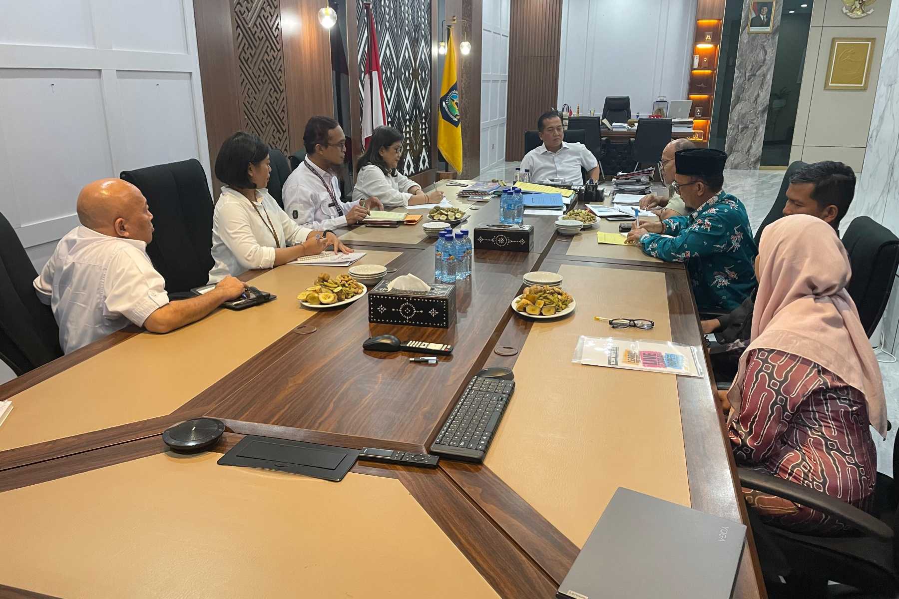 Gubernur NTB, Lalu Muhamad Iqbal, bersama Kepala Pusat Kementerian Lingkungan Hidup (KLHK) Bali-Nusra, Ni Nyoman Santi, membahas upaya penanganan persoalan sampah.