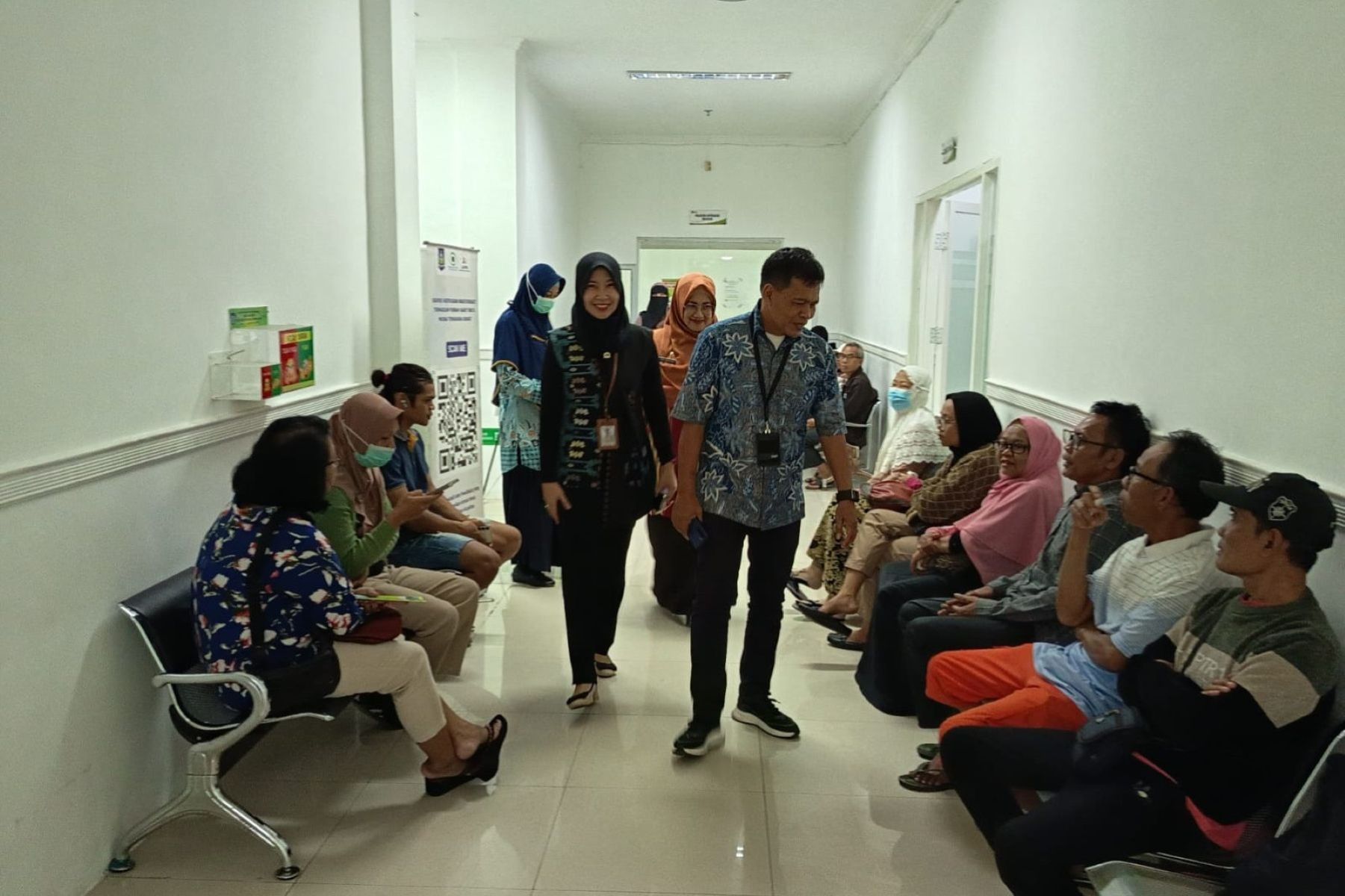 Plh Sekda NTB, Lalu Mohammad Faozal, melakukan sidak pelayanan di RS Mata NTB.