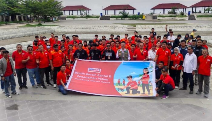 Peduli Lingkungan, Alfamart Gelar Aksi Bersih Pantai Dan Tanam Pohon Di Loang Balok