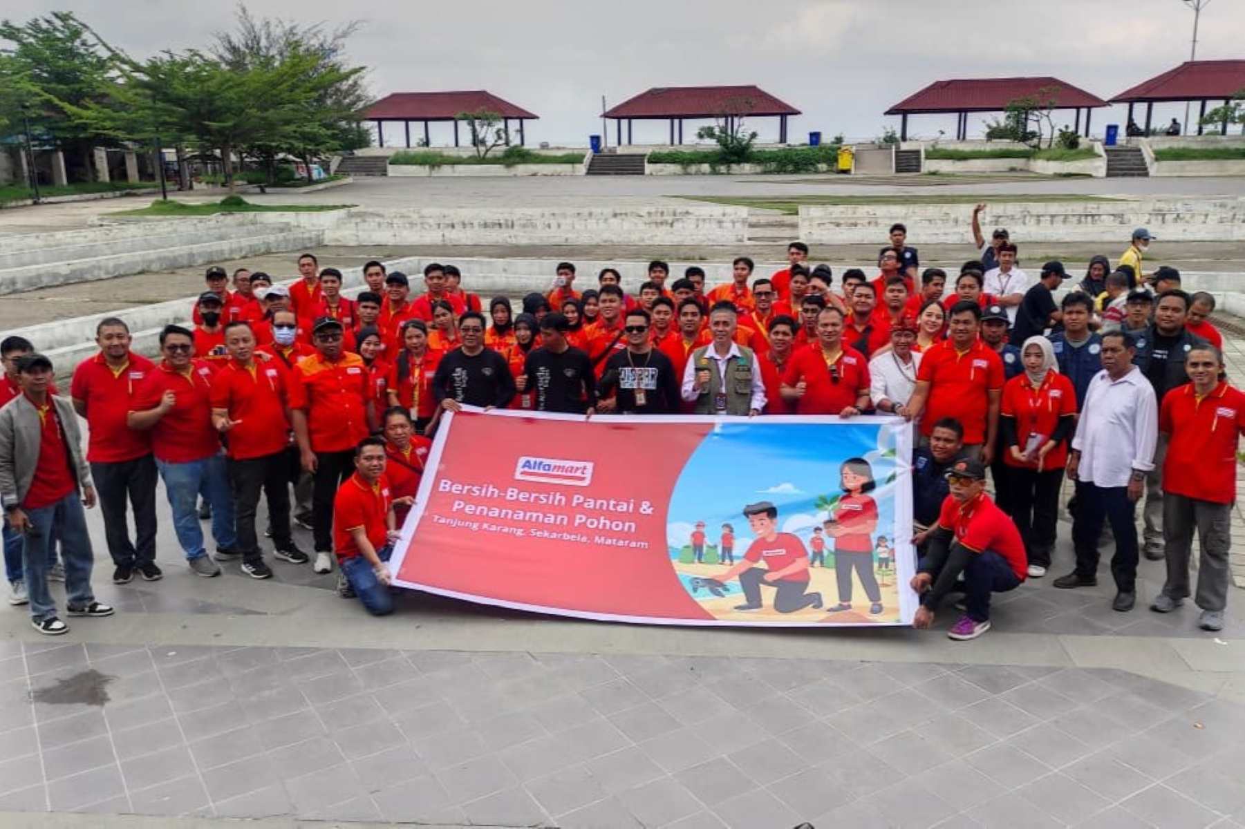Peduli Lingkungan, Alfamart Gelar Aksi Bersih Pantai Dan Tanam Pohon Di Loang Balok.