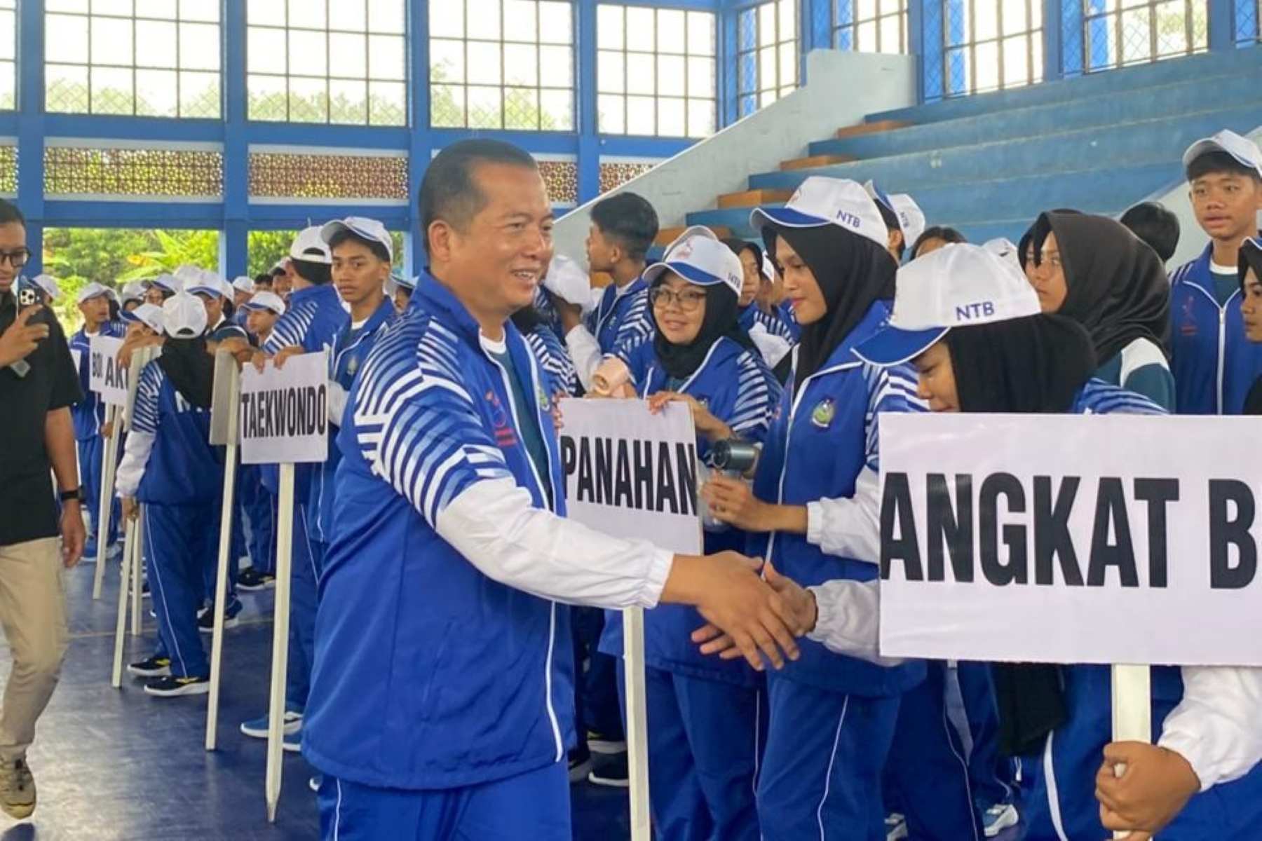 Gubernur Iqbal Lepas 102 Atlet NTB ke Popnas dan Peparpenas 2025.