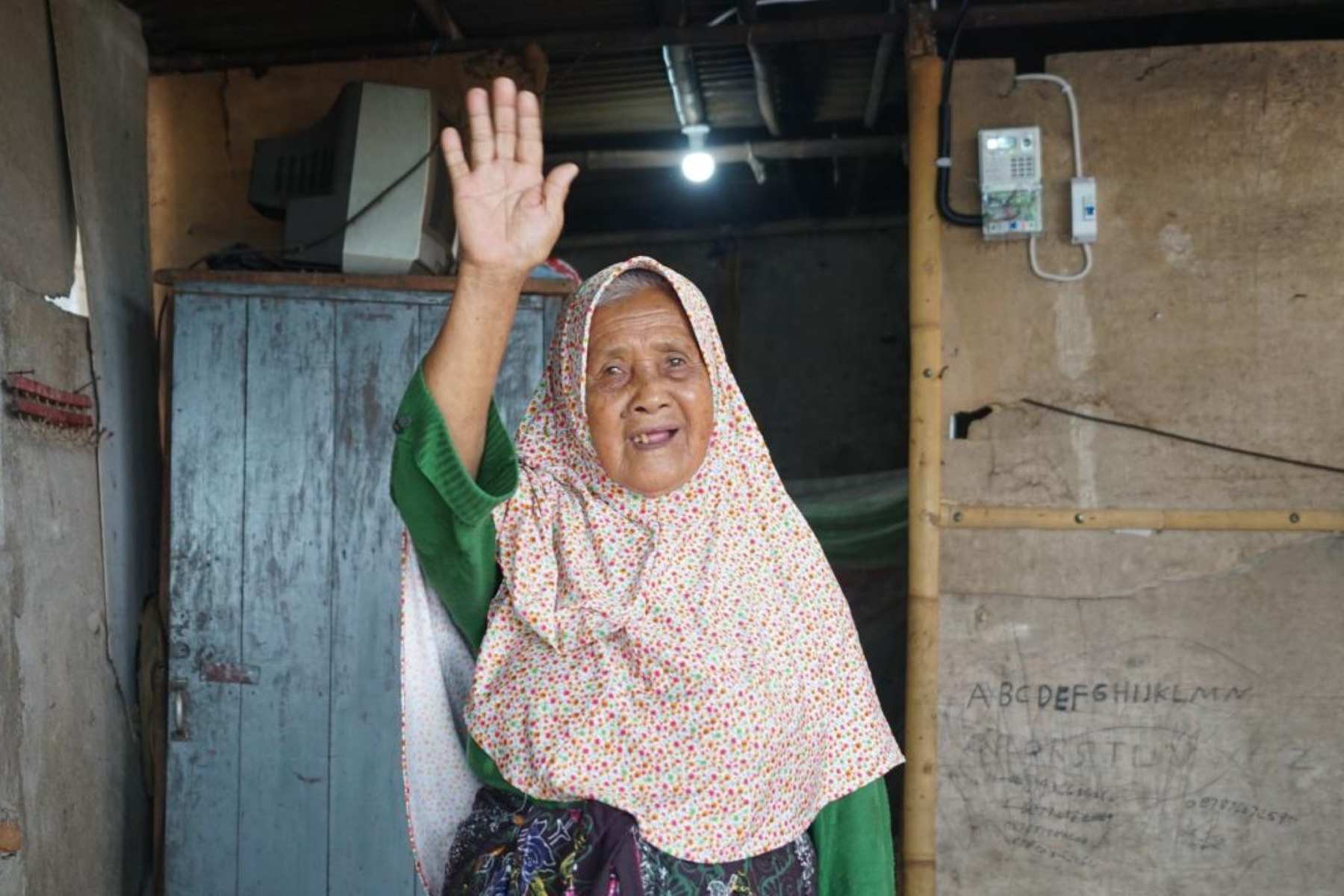 PLN Nyalakan Listrik untuk 136 Warga Tidak Mampu melalui Program Light Up The Dream.