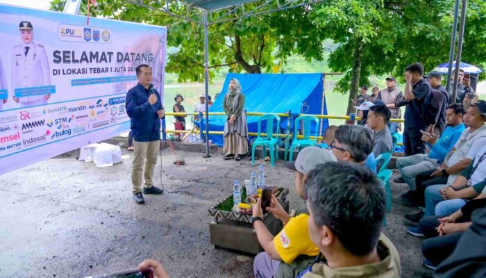 Bank Mandiri Bersama FWE NTB Tebar Sejuta Benih Ikan di Bendungan Meninting