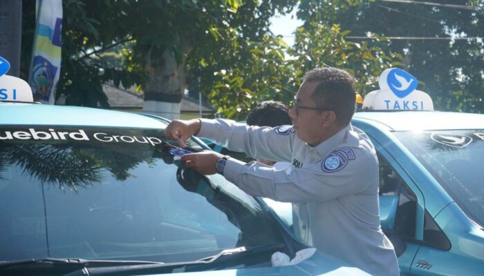 Kampanye Keselamatan Transportasi, Jasa Raharja NTB Pasang Stiker pada Armada Umum