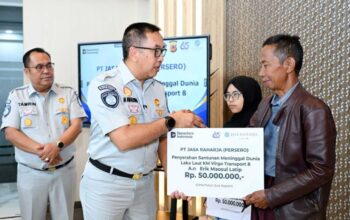Jasa Raharja Serahkan Santunan kepada Dua Ahli Waris Korban KM Virgo Transport 8 di Jawa Barat