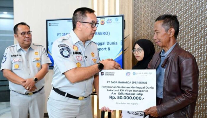 Jasa Raharja Serahkan Santunan kepada Dua Ahli Waris Korban KM Virgo Transport 8 di Jawa Barat